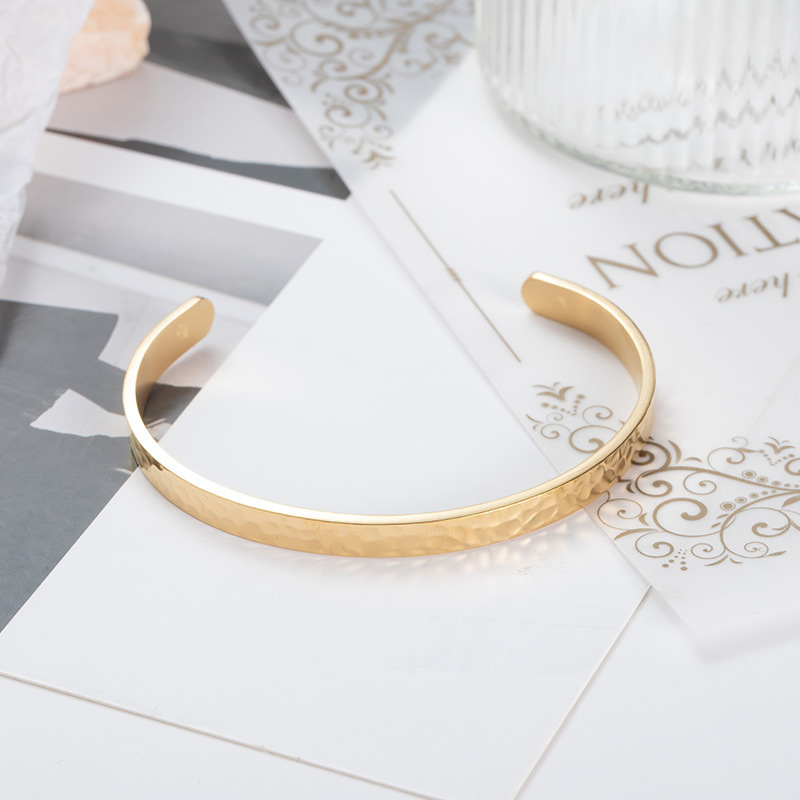 European and American ins Beat Pattern Adjustable Stainless Steel C- Shaped Bracelet Personalized Snakeskin Pattern Titanium Steel Open Bracelet for Women