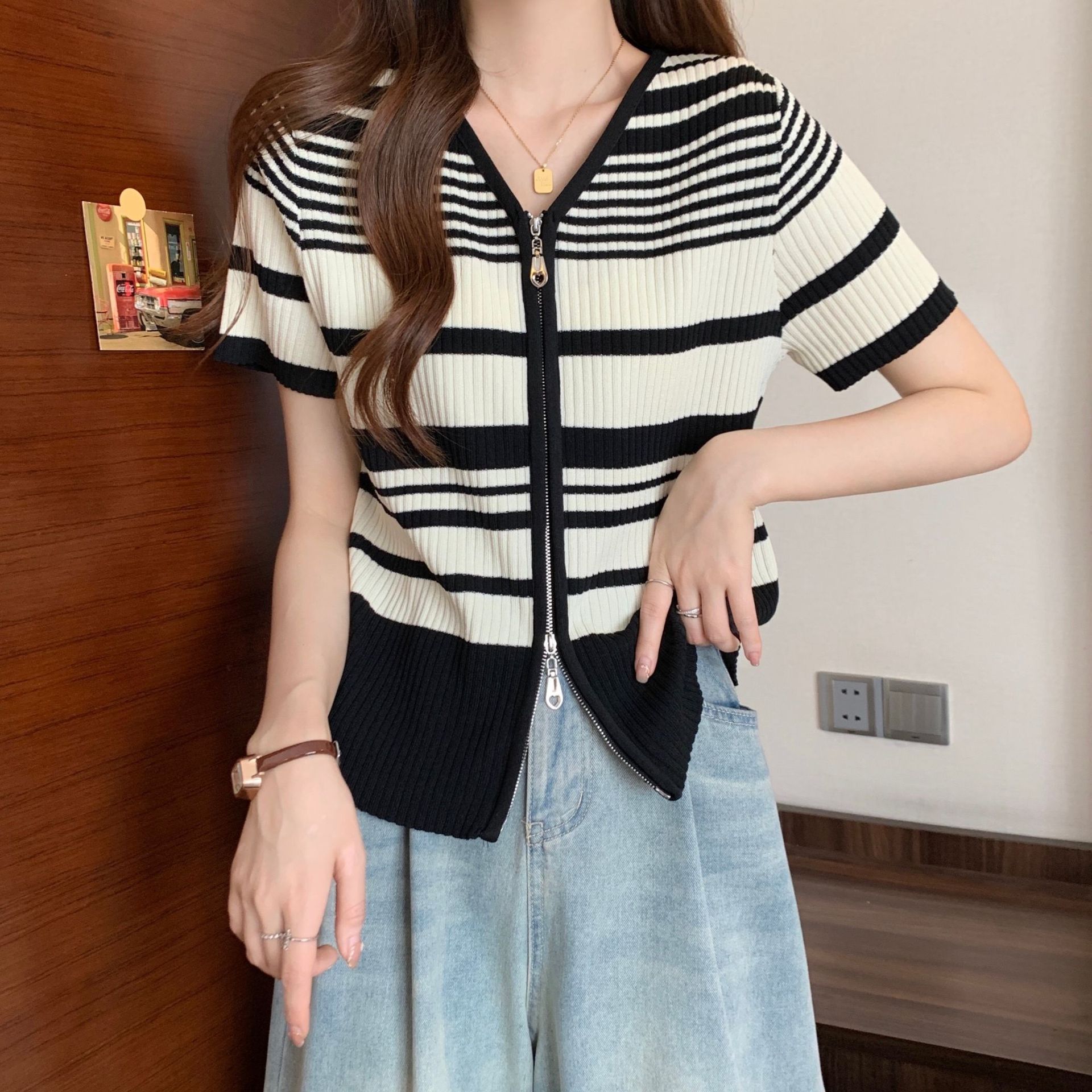 T-shirt a maniche corte con scollo a V a righe chic per donna in estate, alla moda e snellente, elegante maglia in seta ghiacciata con cerniera_voghion.com