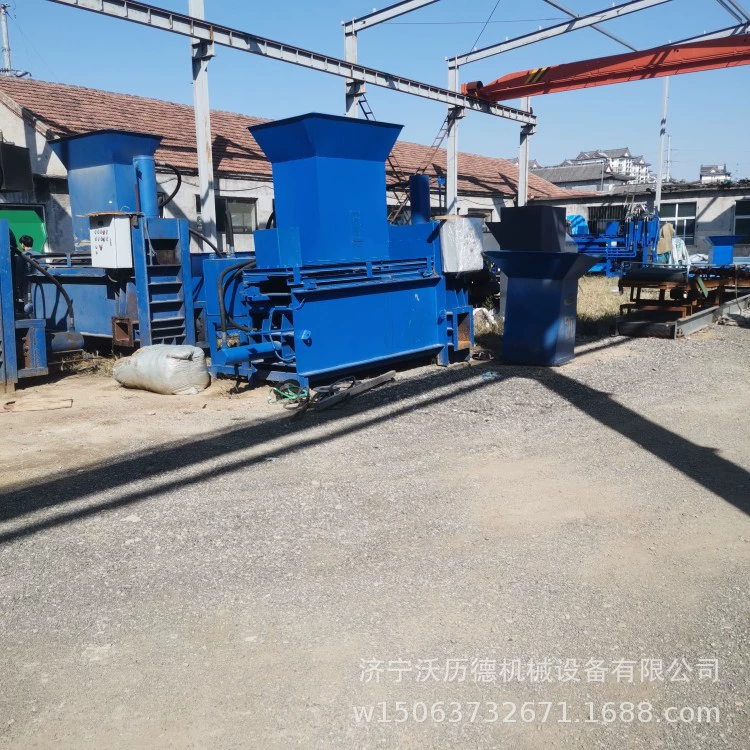 Автоматическая машина для сжатия и прессования пакетов. Машина для наклеивания желтых пакетов для хранения. Новая пила и блокирующая машина.