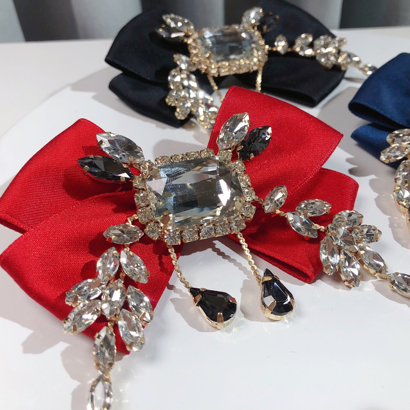 Nueva moda estilo Chanel aleación broche rhinestone color sólido retro estilo británico pajarita joyería femenina