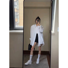 韓国版の中長のゆったりした白いシャツの女性の薄い長袖の日焼け止めのシャツのデザイン感があります。