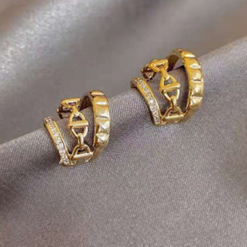 [Pieza única de chapado en oro real] Clip de oreja de tres capas de diseño hueco Sin flash perforado Red de diamante rojo Mori oreja hueso clip pendientes