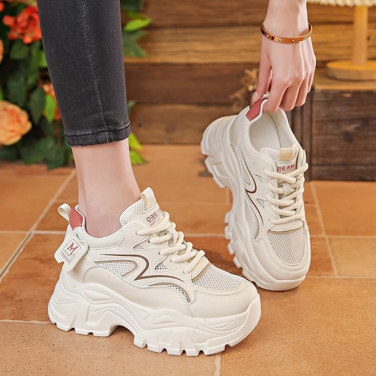 Zapatos pop-up de suela gruesa para mujeres 2025 primavera nueva red transpirable aumentando la altura de los zapatos deportivos casuales blancos