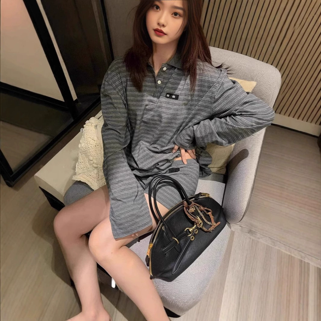 Футболка-поло унисекс с длинным рукавом из хлопка, серая с белой полосатой вставкой, стильная, с буквенным принтом, универсальная текстура, коллекция ранняя весна 2025