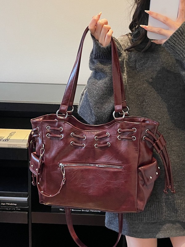 Bolsa de diseño de nicho coreano para mujeres 2026 nuevo remache transfronterizo locomotora viento de gran capacidad mochila de hombro