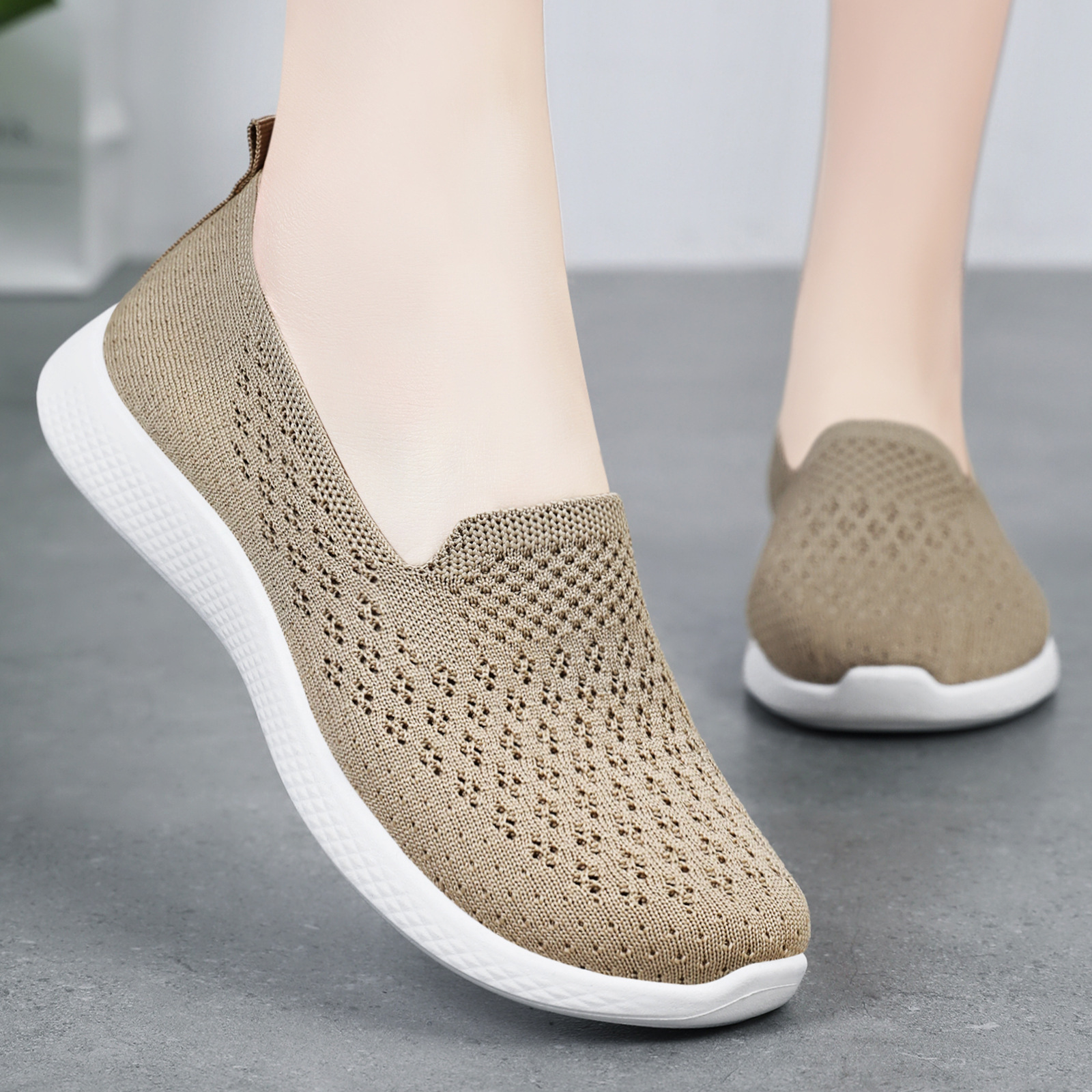 Zapatos de mujer casuales nuevos zapatos de madre ligeros de mediana edad zapatos casuales transpirables zapatos de mujer comercio exterior al por mayor