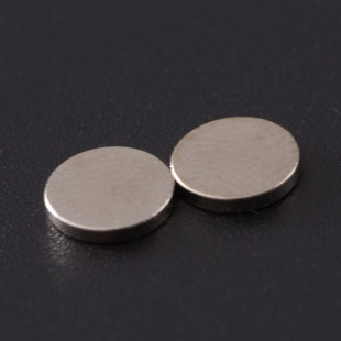 ���F�S��ֱ���A����ߴ��FƬ���bЬñ�͸ߜ���⒴��Fmagnet