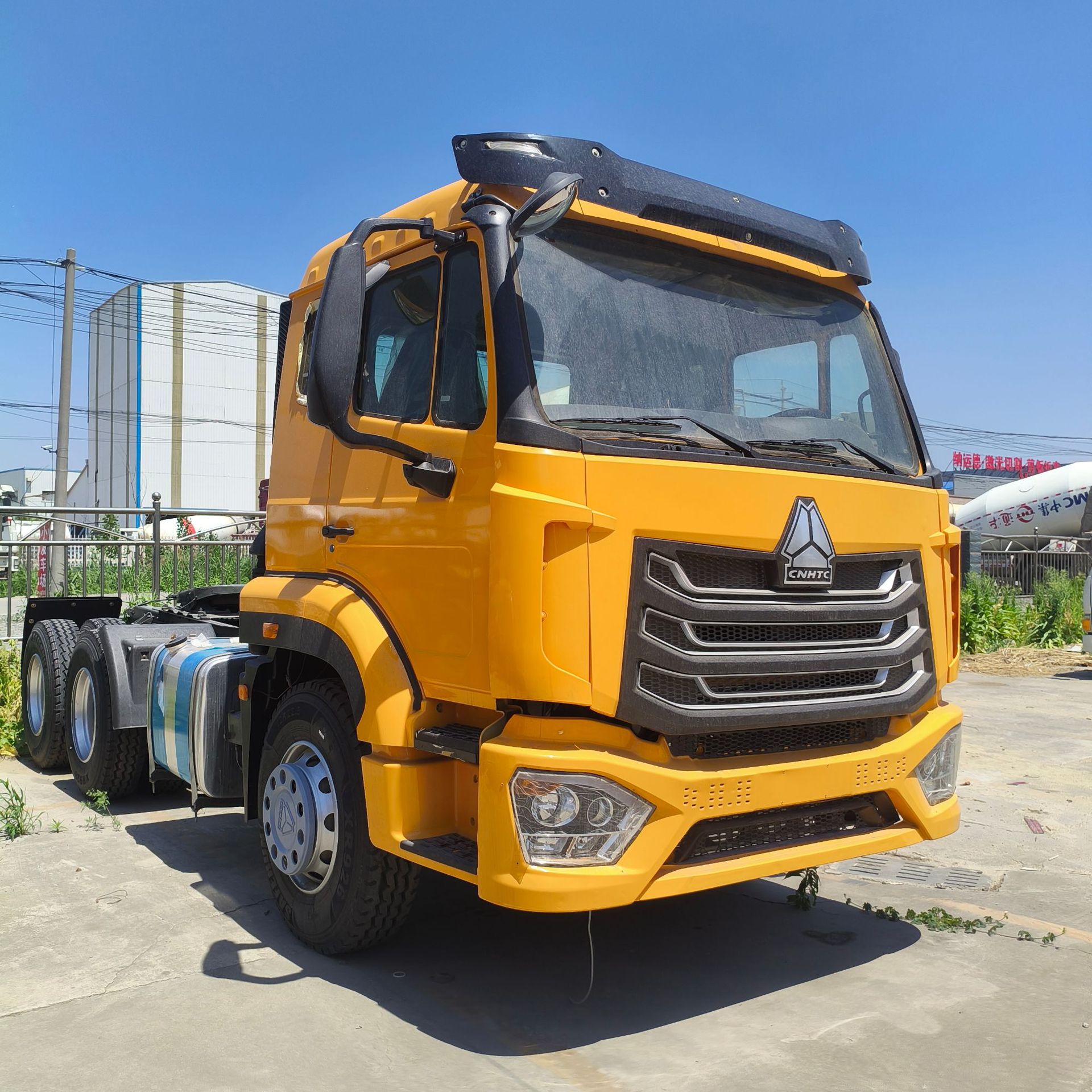 Exporting Howo 350-Horsepower Cement Tanker, Large 12-Cubic-Meter and 14-Cubic-Meter Cement Tanker