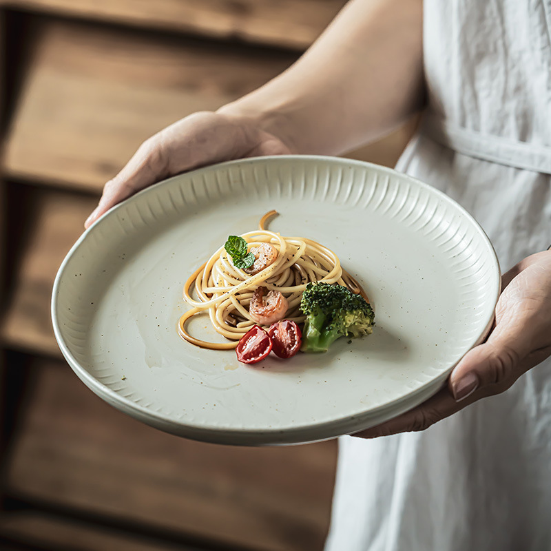 Plato de cerámica simple retro plato casero creativo en relieve de platos occidentales de lujo ligero plato de filete de color sólido