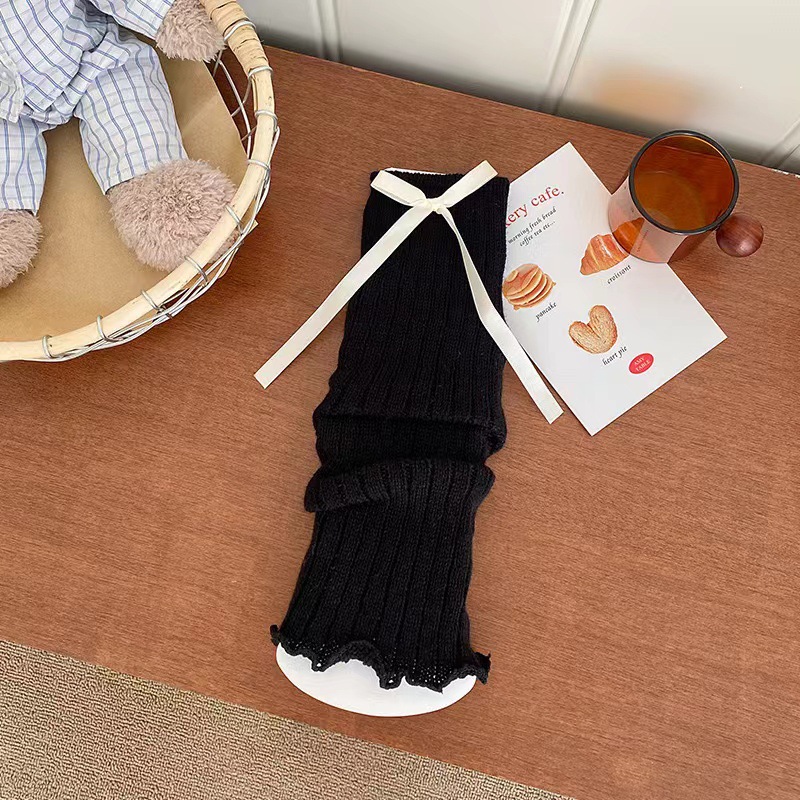 측면 - 검정색 배경에 흰색 매듭