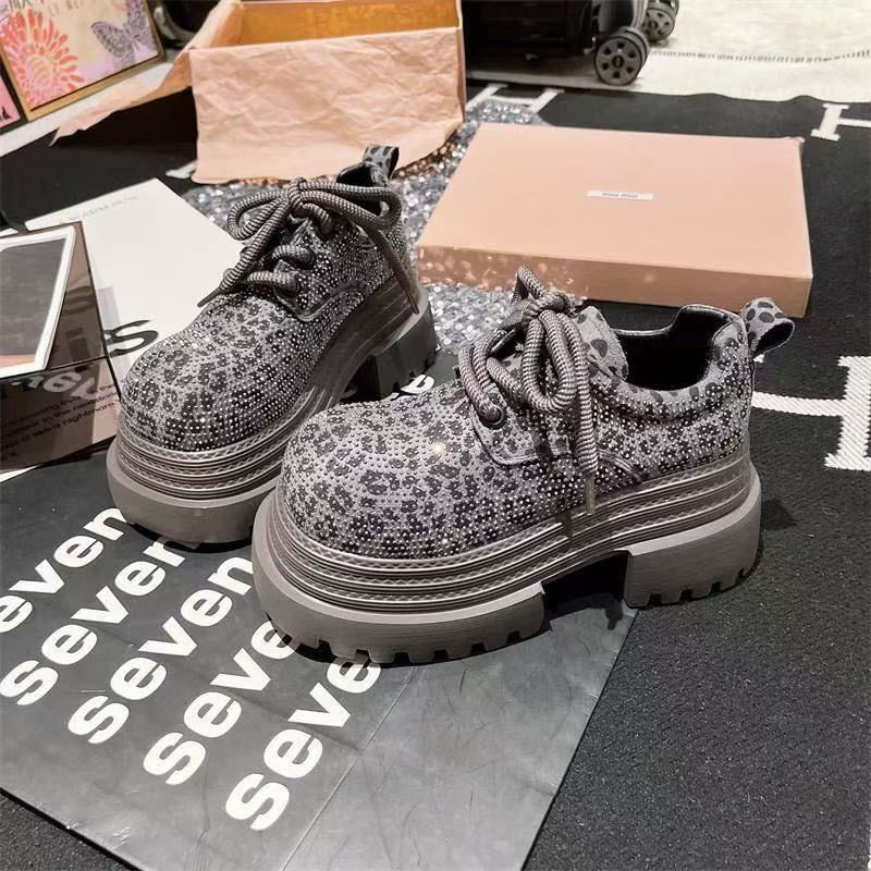 Los productos europeos de diamante de diamante de leopardo retrógrado muffin pequeño zapato de correa JK zapatos de cuero zapatos de mujer 2025