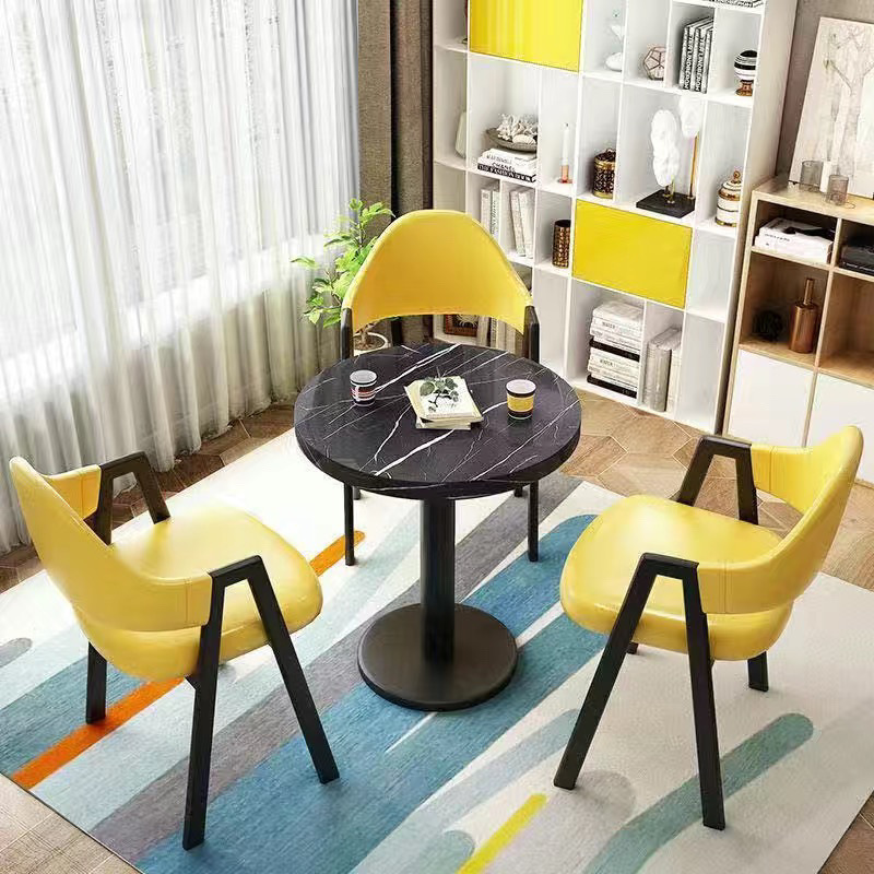 60개의 둥근 테이블과 세 개의 의자 노란색 가죽