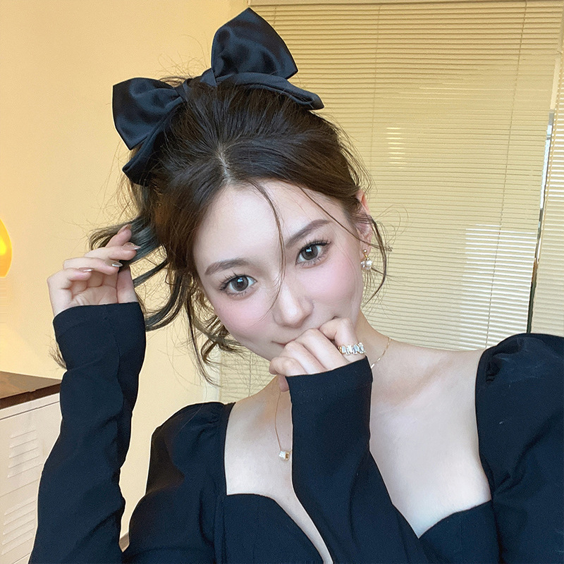 Elegant hairgrip with bow