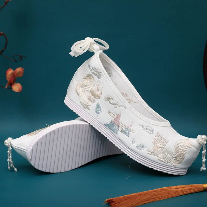 Женская обувь Hanfu, весенне-осенняя обувь с вышивкой, увеличивающая внутреннюю высоту, с приподнятым носком, туфли с бантом, традиционный стиль, подходящий к древнему костюму Hanfu.