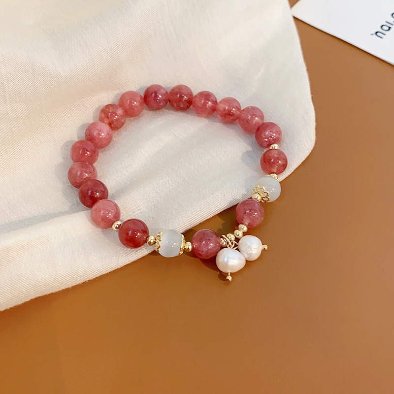 イチゴの結晶は無事に花の真珠のブレスレットを掛けます。|undefined