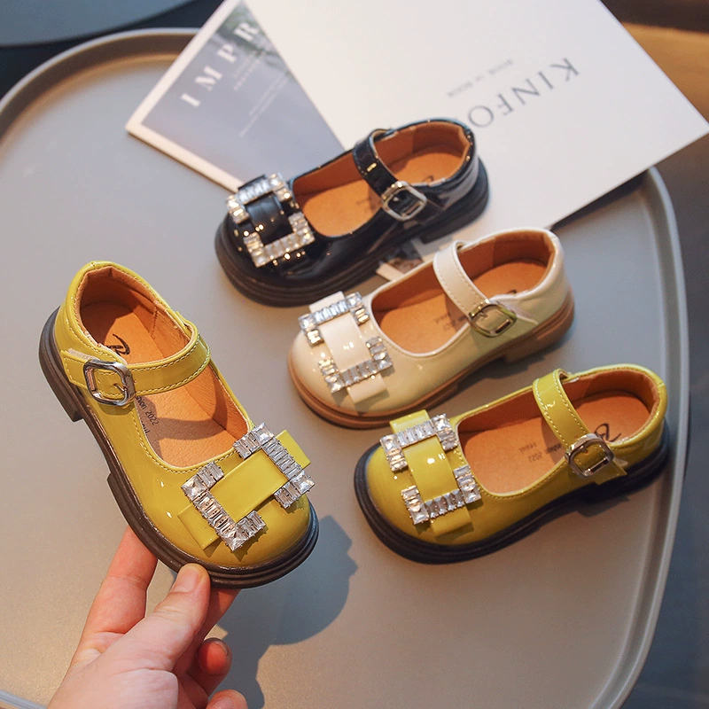 Детская обувь принцессы 2022 Ранняя осень Новые модные туфли для девочек со стразами и мелким ртом в европейском и американском стиле Яркие кожаные туфли на мягкой подошве
