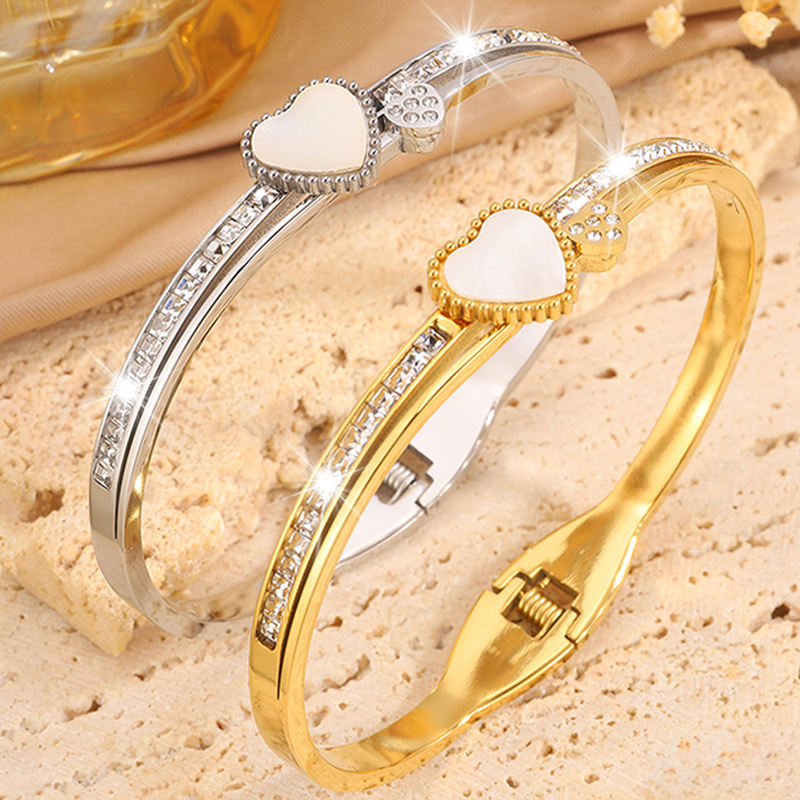 Europa y América de moda amor conchas de perforación elástica abertura pulsera de acero de titanio versión femenina temperamento pulsera de diseño simple