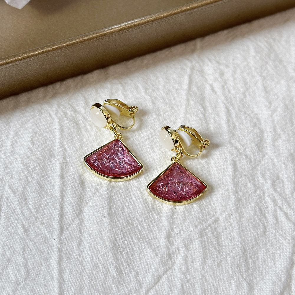 Versión coreana del temperamento de camelia, sin orejas perforadas, pinza para la oreja, flor de perla, tablero de ajedrez, pinza para la oreja triangular con diamantes, pendientes de nicho para mujeres