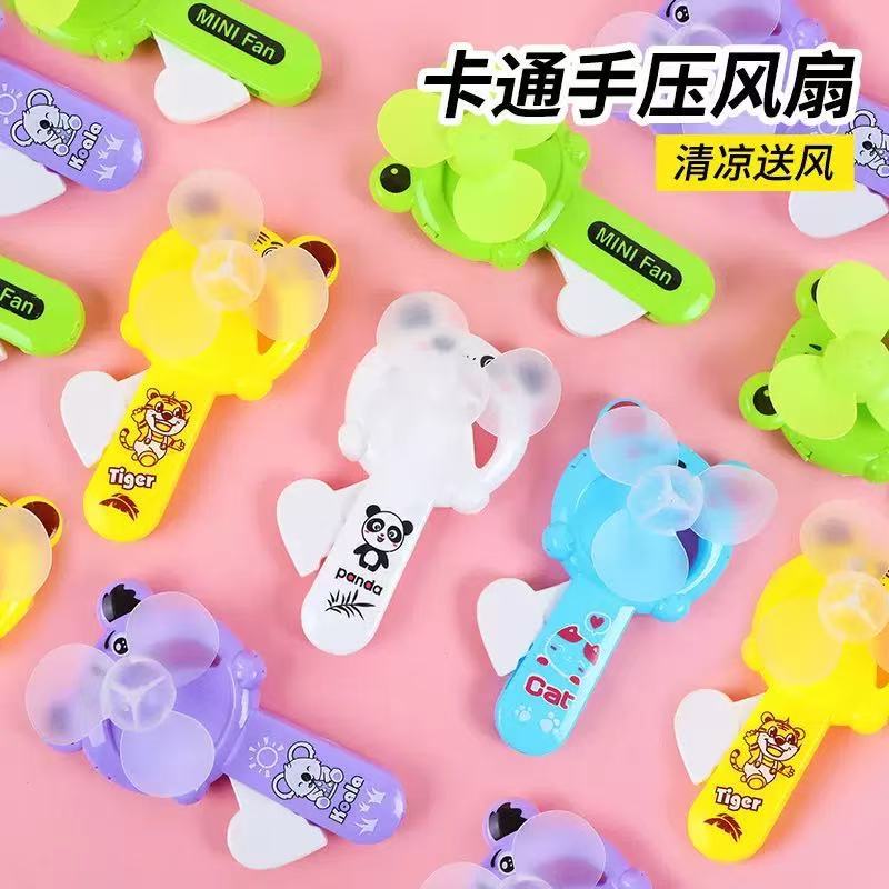 Juguetes para niños Yiwu mercado nocturno pequeño parque de productos básicos plaza de Año Nuevo al por mayor regalos luminosos calientes