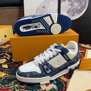 ��ˮ��trainer��Ь�ڷ�ɫ��ţ�аٴ��ţ�к���ʿ���eŮʿ��Ь