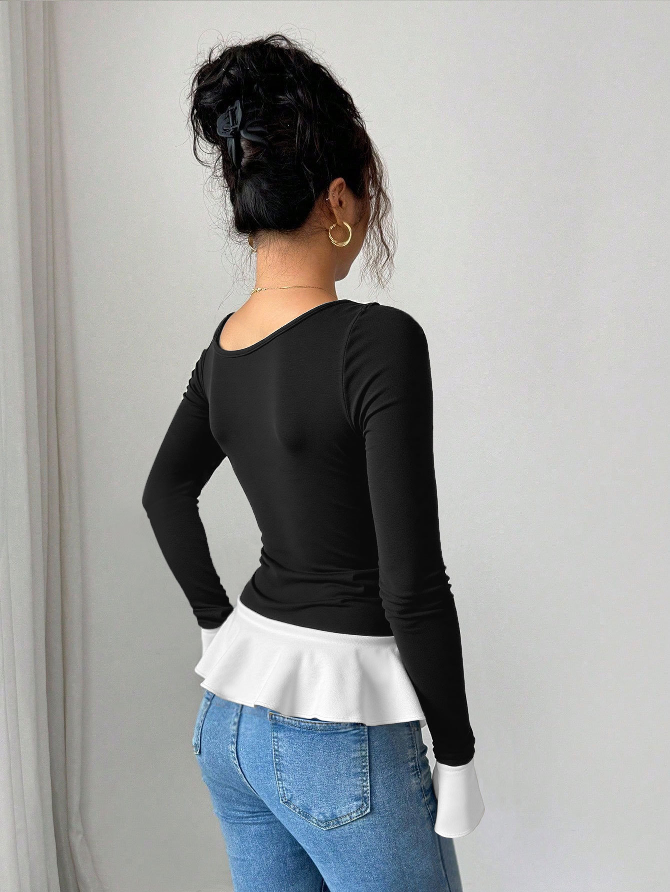 Collar negro de un solo hombro decoración de bucle de metal corto trasero largo borde de lótus blanco perilla de color contraste primavera-verano chaqueta mujer