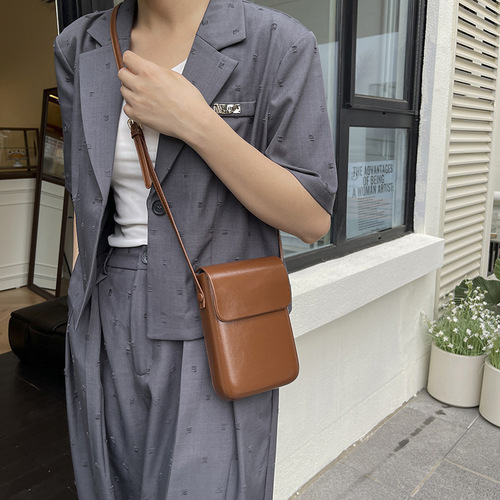 Simple 2025 new Japanese and Korean fashionable vertical style women's texture, large capacity, foreign style, single shoulder, slung mobile phone small bag