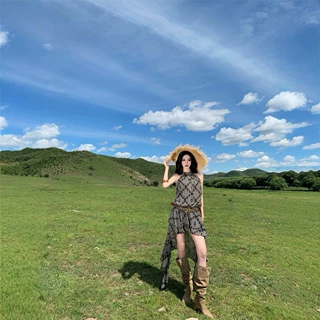藏青草原不规则复古印花挂脖无袖连衣裙女装2026新款度假大摆裙子