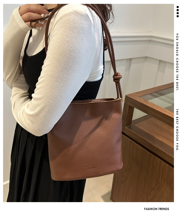 Solid-color simple single-shoulder casual. This year, the retro large-capacity 2024 new autumn crossbody bucket bag for women is in vogue details Picture