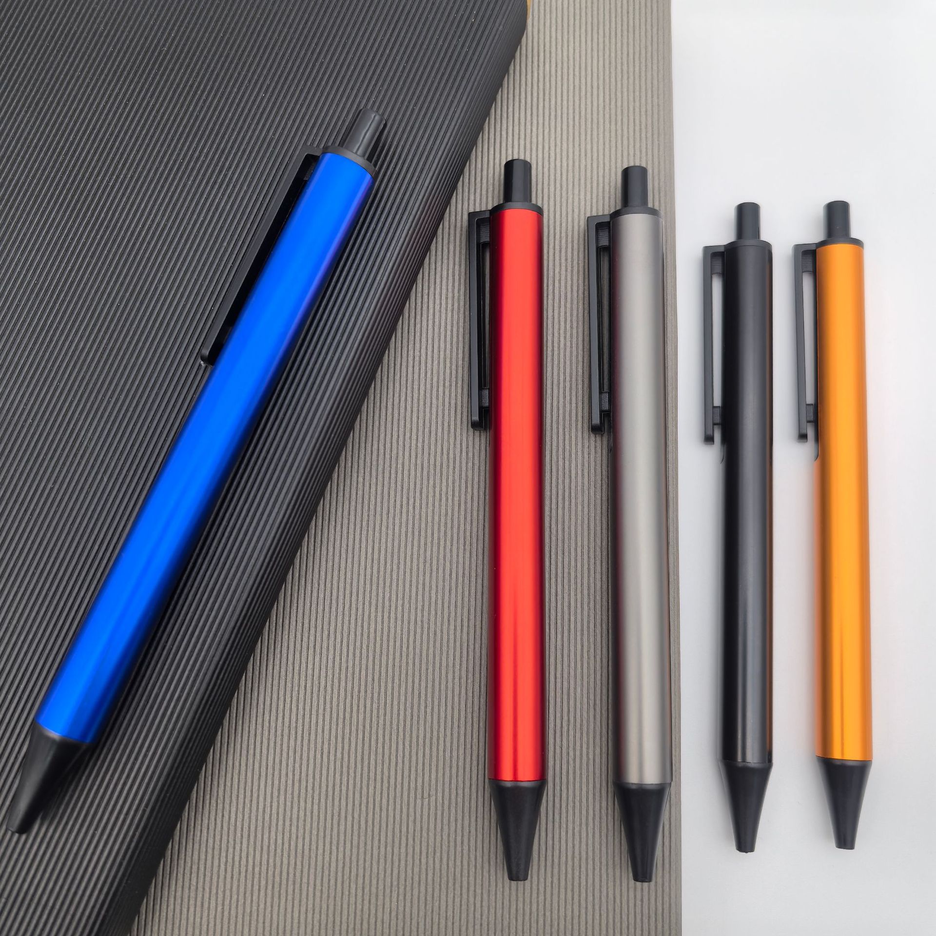 Bolígrafo de metal personalizado barra de aluminio colorido bolígrafo comercial puede ser logotipo láser publicidad publicitaria bolígrafo regalo al por mayor