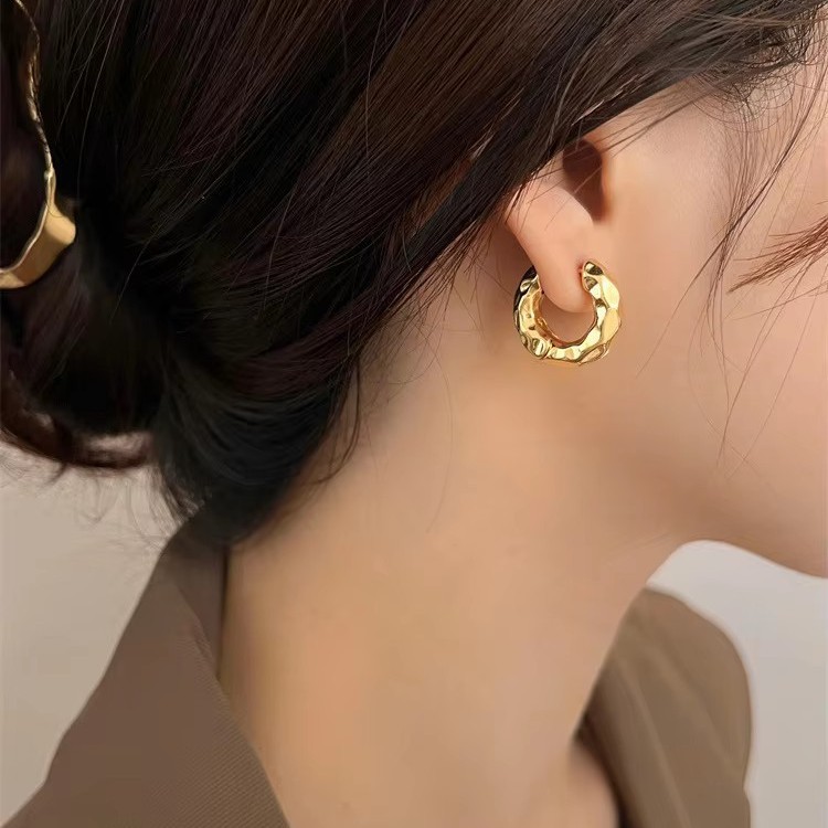 Textura metálica transfronteriza de Europa y Estados Unidos, pequeños aretes simples, elegante, versátil, INS, aretes de alta calidad para mujeres.