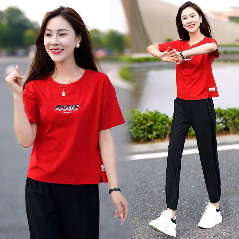 ファッショナブルで西洋風の女性用半袖Tシャツ2025夏の新しいスタイル、痩身と年齢軽減、ゆったりと多用途、肉感カバーのラウンドネックトップ|undefined