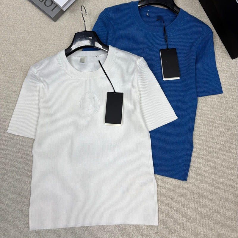 Fendi's New Round-Neck Knit Short-Sleeve Top Is Lightweight, Breathable, and Extremely Comfortable~ Simple and Elegant, Versatile and Slimming for Women Fendi's New Round-Neck Knit Short-Sleeve Top Is Lightweight, Breathable, and Extremely Comfortable~ Simple and Elegant, Versatile and Slimming for Women