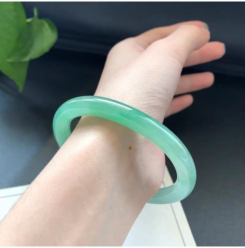Vòng tay ngọc bích Miến Điện dạng Dingdong băng táo xanh dải xanh nổi tròn mịn chính hãng chi tiết 6