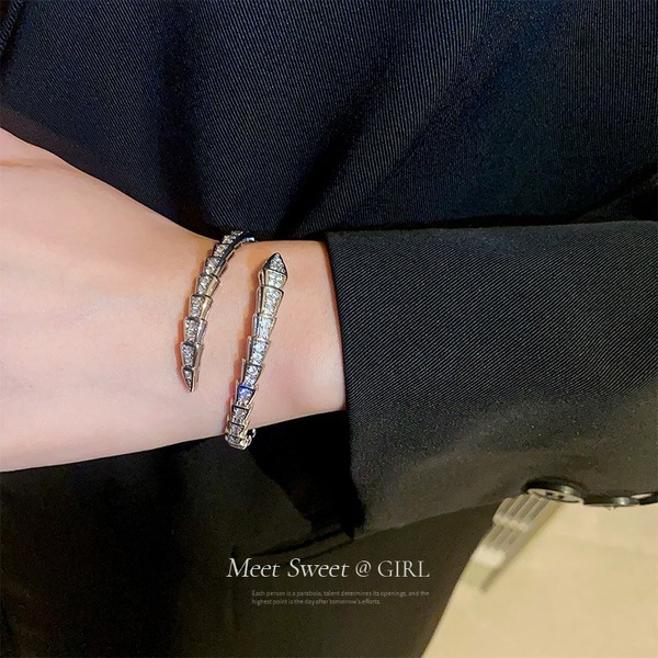small design fashionable women's bracelet with zircon
