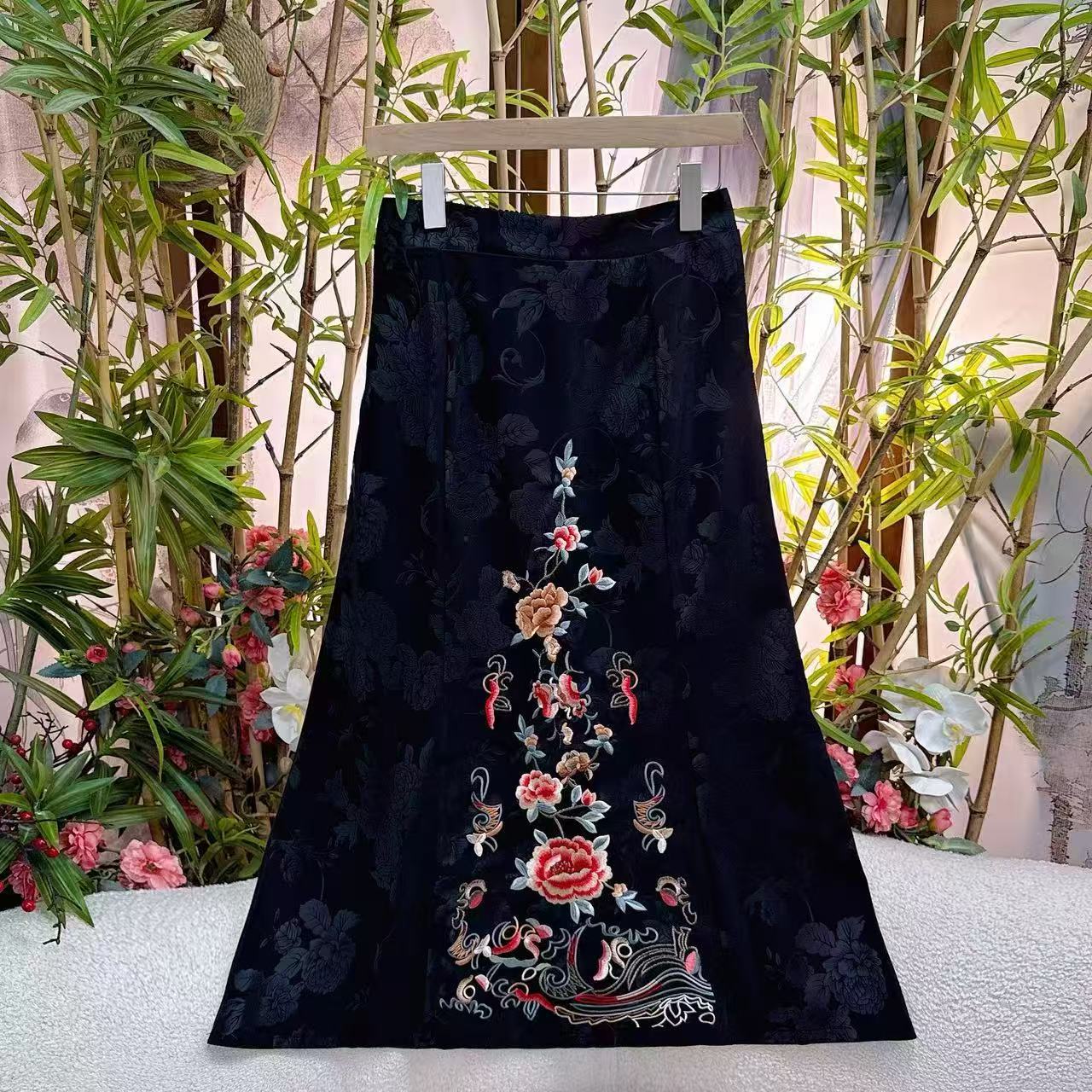 Retro ethnic-style midi skirt, new autumn collection. Chinese-style lace trim, elastic waistband, slimming effect, new women's skirt, exquisite design