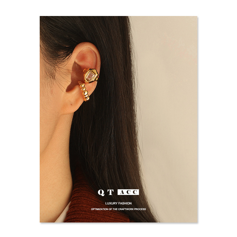 Latón chapado 18K oro real retro geométrico hueco diseño moda europea y americana temperamento earless pendientes clip de hueso del oído femenino