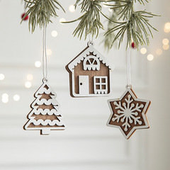 クリスマスの新しいdiyショーウインドーはクリスマスの装飾品を飾っています。