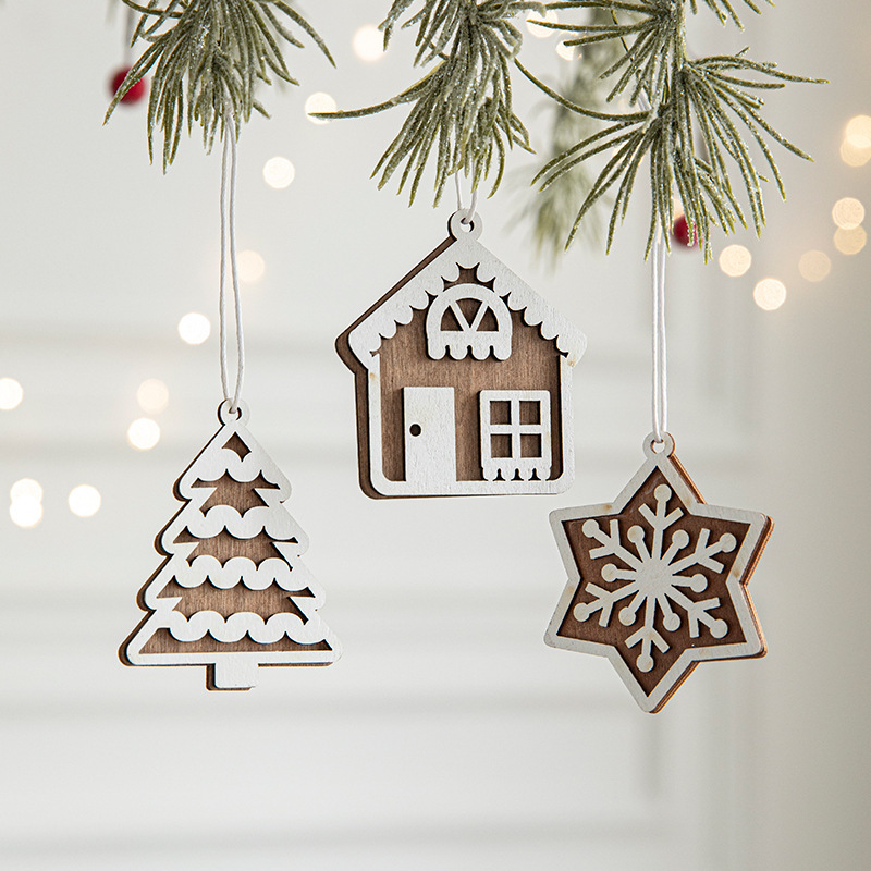 クリスマスの新しいdiyショーウインドーはクリスマスの装飾品を飾っています。|undefined