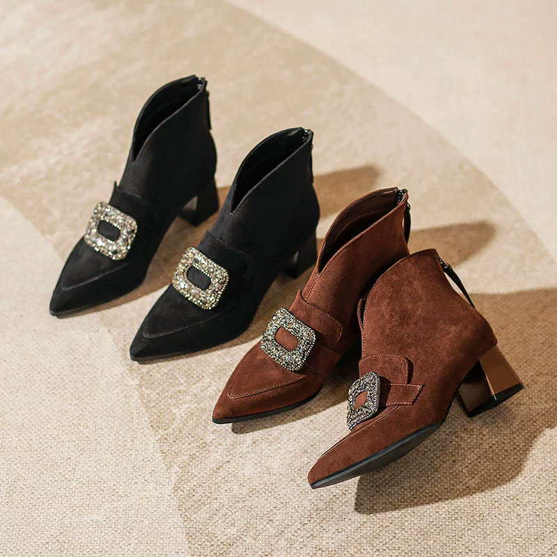 Женские ботинки на массивном каблуке, новинка 2025 года, короткие ботинки в ретро-стиле с V-образным вырезом, высокие туфли с квадратной пряжкой и стразами, заостренный носок, глубокий вырез, плоская подошва.