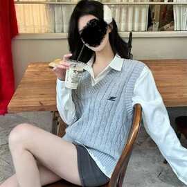 小众灰色v领针织马甲女秋季穿搭刺绣麻花叠穿修身显瘦学院风上衣