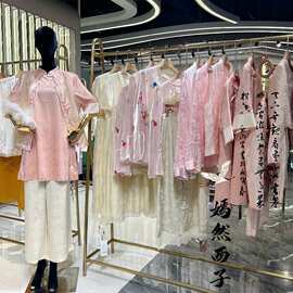 品牌女装行业动态:女性时尚新潮流