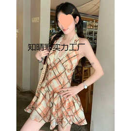 法式领蕾丝拼接挂脖连衣裙女夏季新款格子吊带显瘦短裙外穿