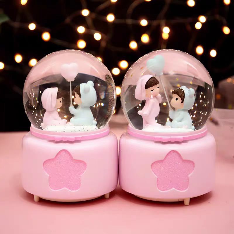 Adornos de resina de venta directa de fábrica, bolas de cristal, nieve, cumpleaños para hombres y mujeres, regalos de graduación para novias y parejas de estudiantes