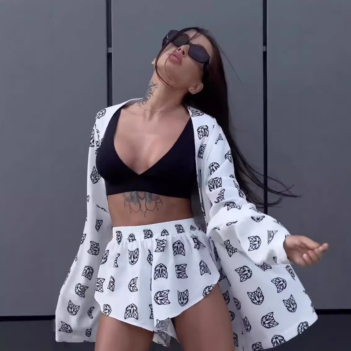 유럽과 미국의 국경 간 새로운 느슨한 긴팔 여성 인쇄 캐주얼 통근 레이스 업 파자마 높은 허리 반바지 세트