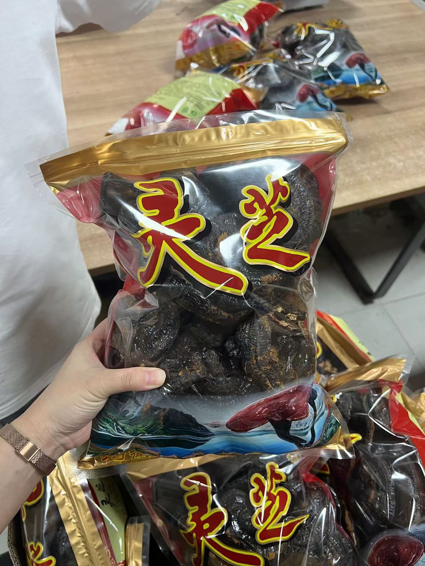 Dried Black Reishi Mushroom Whole Lingzhi Slices for Tea and Wine Soaking 100g preparation