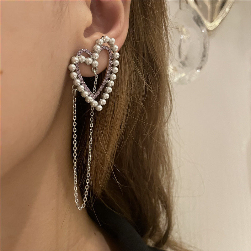 Korea Retro Geometric Hollow Heart Pearl Flashing Rhinestone Long Tassel Earrings Wholesale Nihaojewelry display picture 1