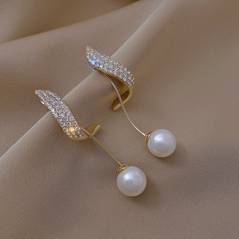 Retro golden small design earrings, light luxury style