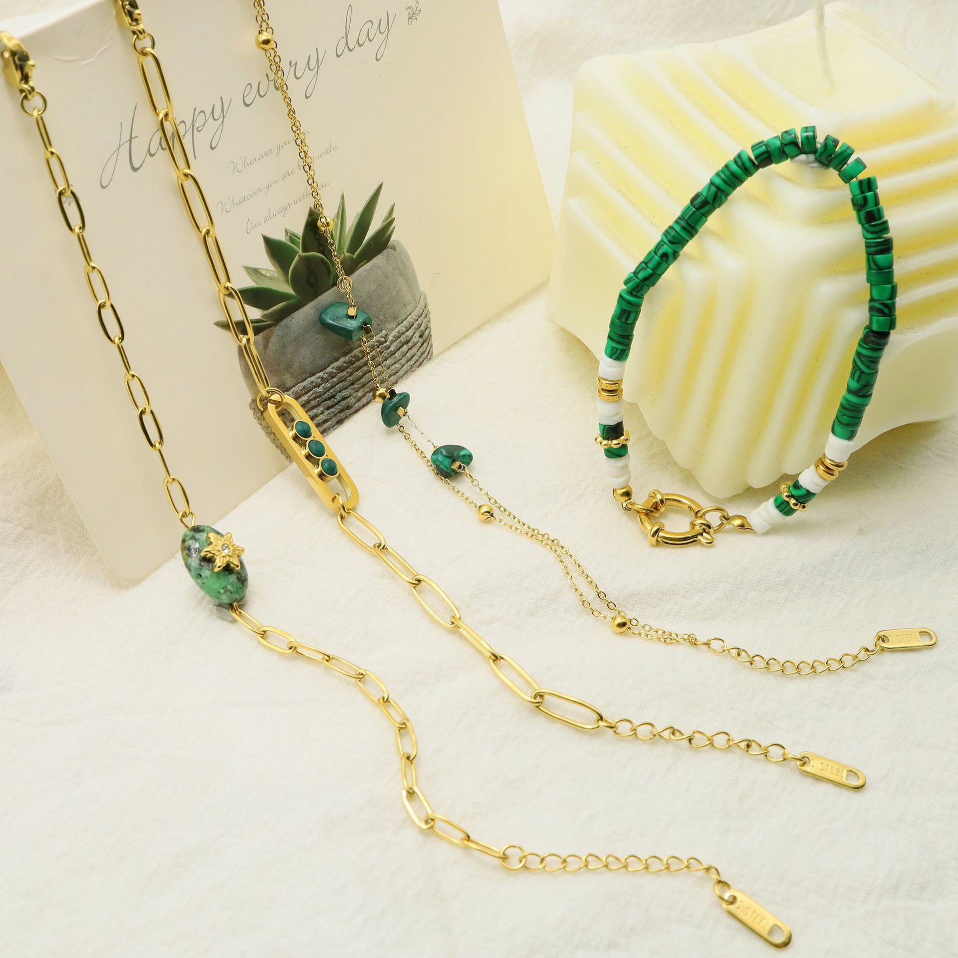 Pulsera de acero de titanio versátil de piedra natural Conjunto de ropa de mano de pulsera plegable fresca versátil Ins de mujer incolora_voghion.com
