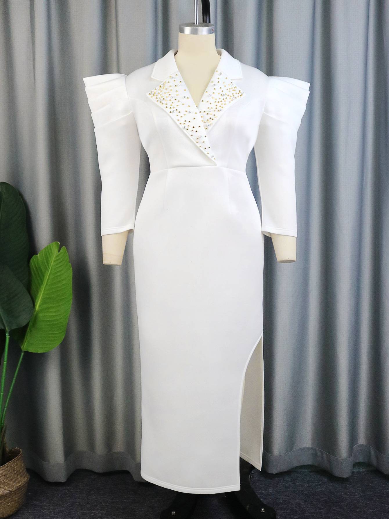 Robe grande taille élégante avec col tailleur et épaulettes_voghion.com