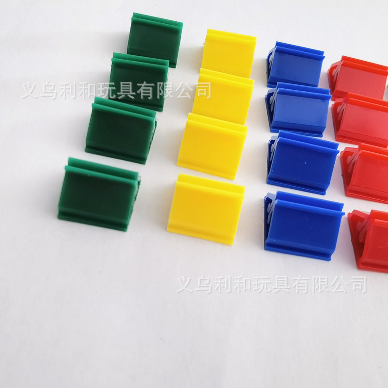 透明な三角形のカードホルダー、名刺ホルダー、ポーカーカラーカードホルダー、カラーボードゲームおもちゃのアクセサリーIDを作ることができます